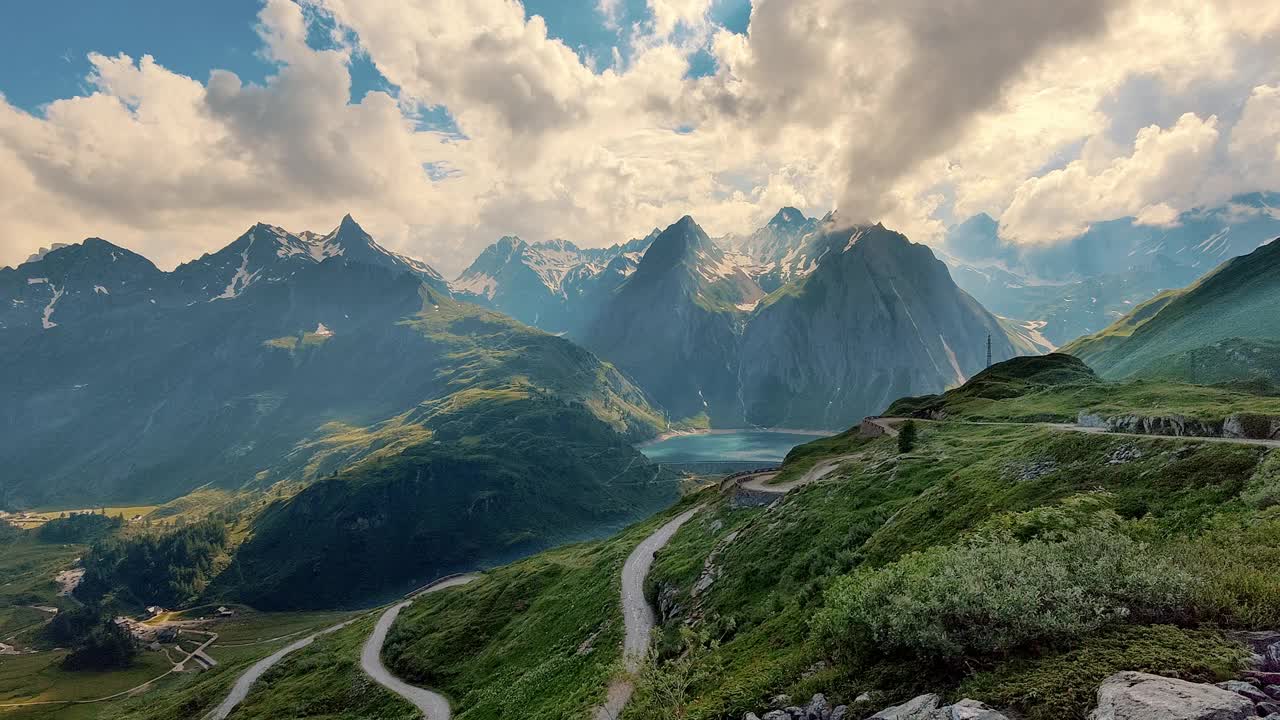 雄伟的高山景观与阳光普照的山峰和宁静的湖泊视频素材