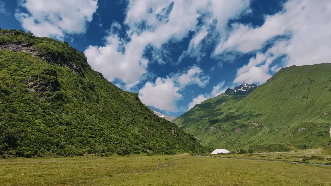 高山草地在广阔的蓝天下-完美的自然和旅游主题视频下载