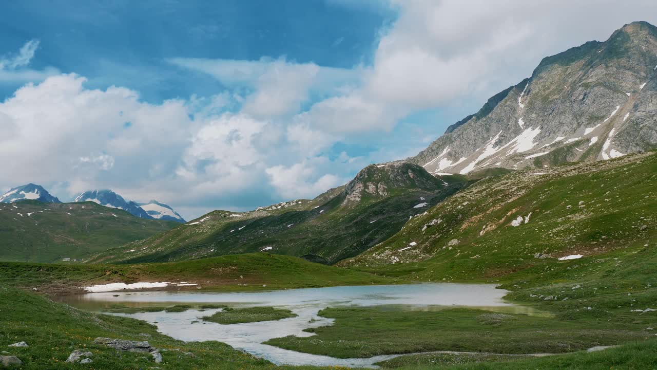 高山景观，郁郁葱葱，湖泊宁静视频素材