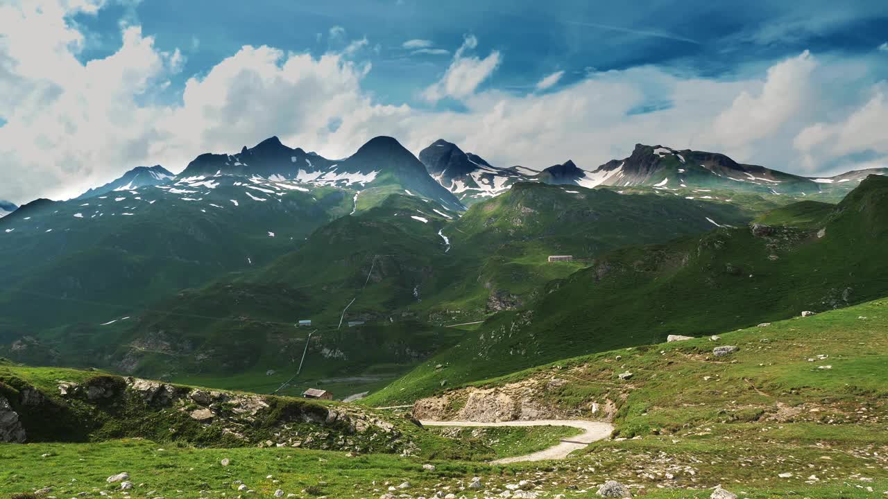 令人惊叹的夏季高山景观与绿色的草地和雪峰视频素材