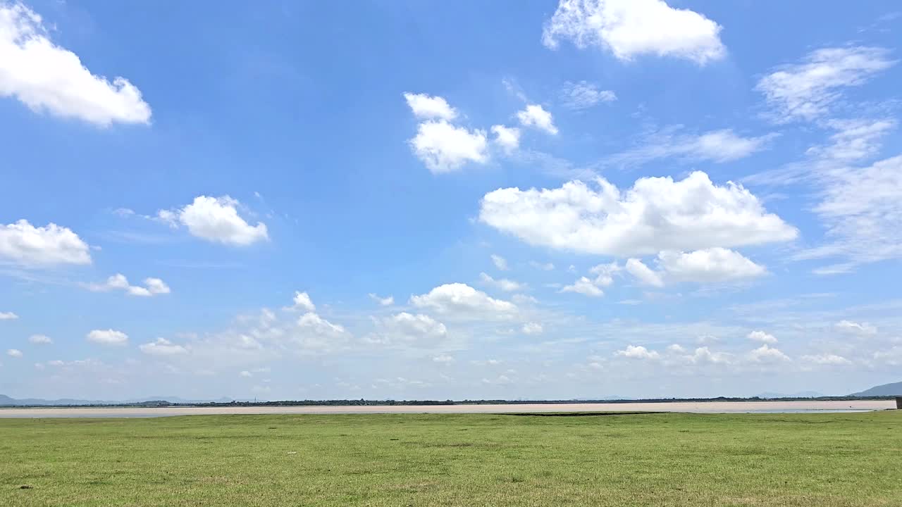 天空有点多云，有绿色的田野视频下载