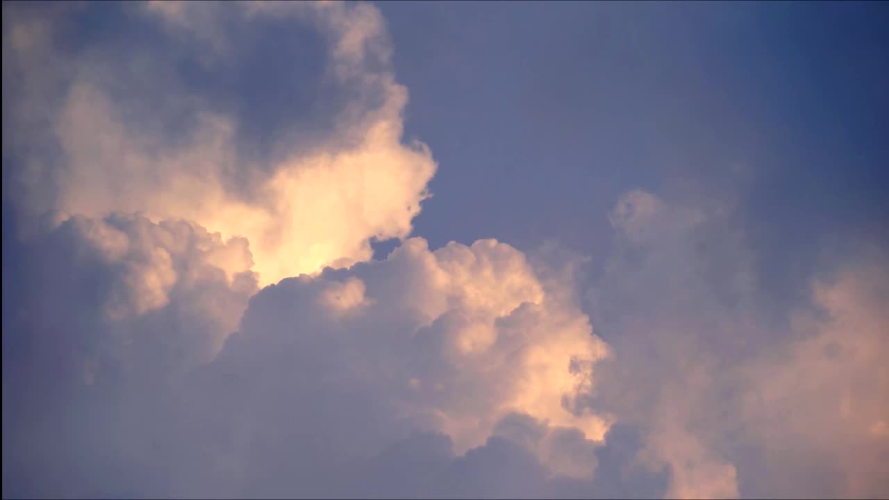 晚上下雨前，晚云增多了视频下载