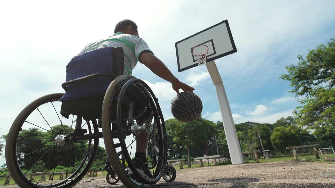 残疾人正在打篮球。视频下载