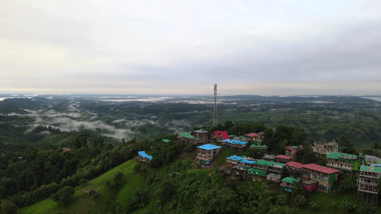 移动网络塔俯瞰Sajek山谷-连接在一个受欢迎的旅游景点，孟加拉国视频素材