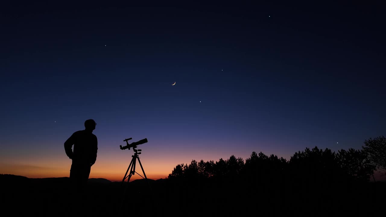 业余天文爱好者用望远镜观察夜空，观察行星、恒星、月亮和其他天体。视频下载