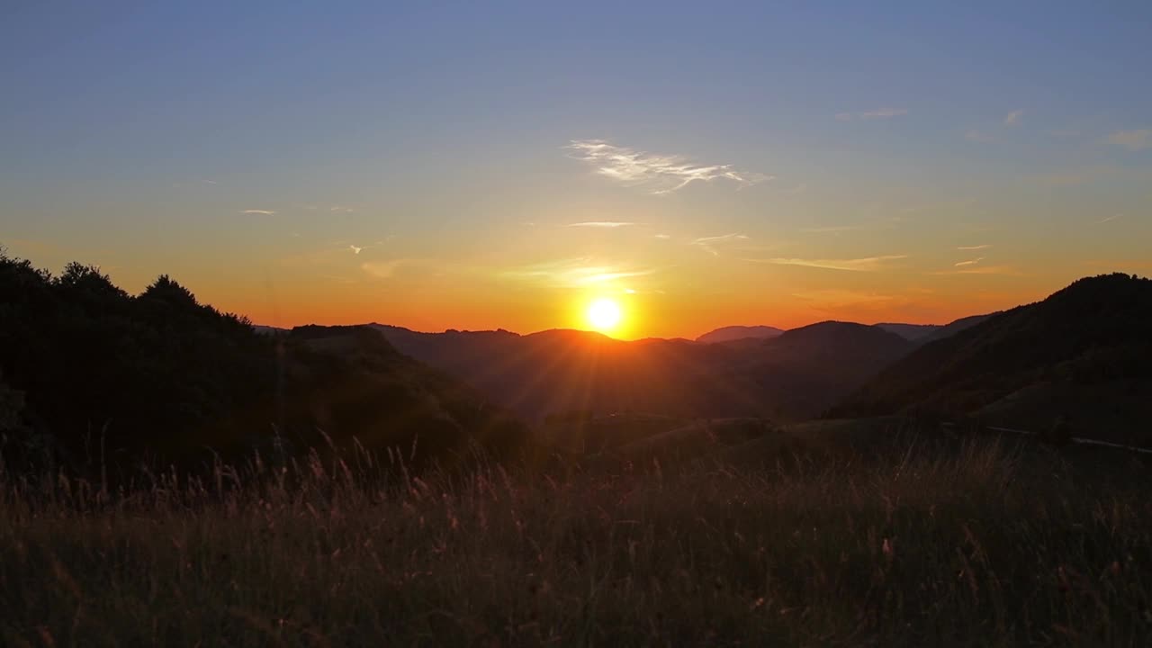 夏日山野景观与鲜花，延时视频。视频下载