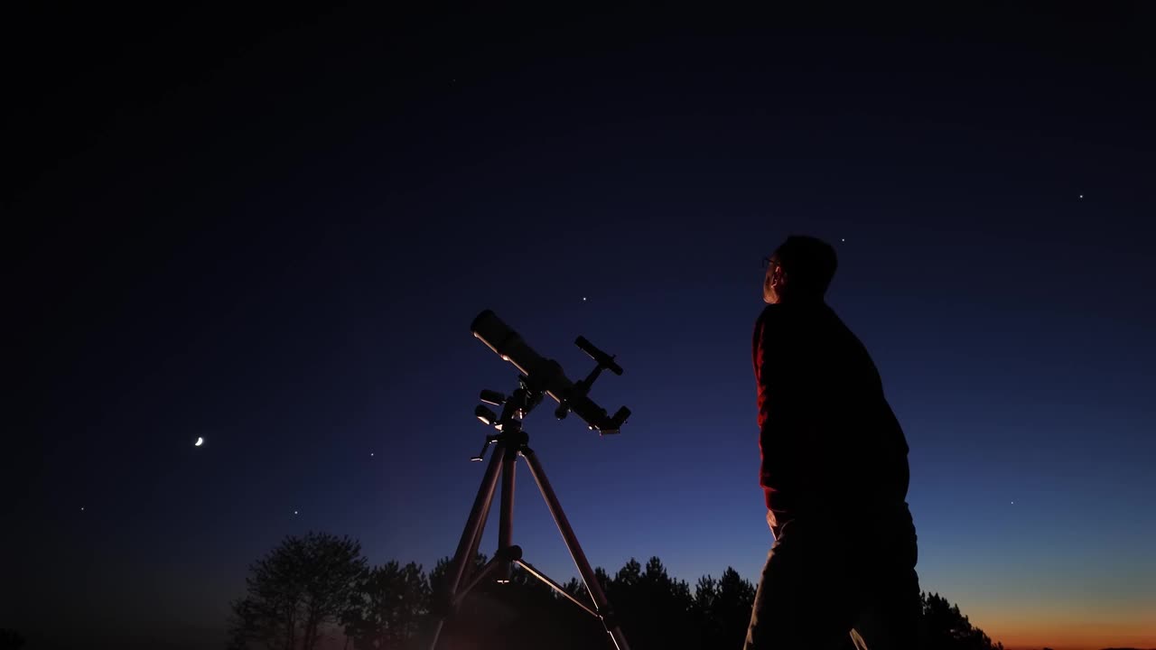 业余天文爱好者用望远镜观察夜空，观察行星、恒星、月亮和其他天体。视频素材