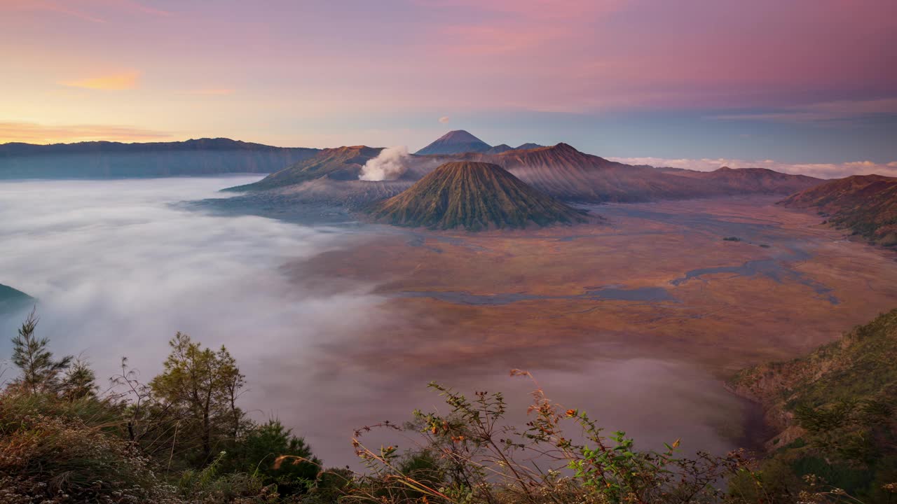 印尼东爪哇，日出时的Bromo火山视频下载