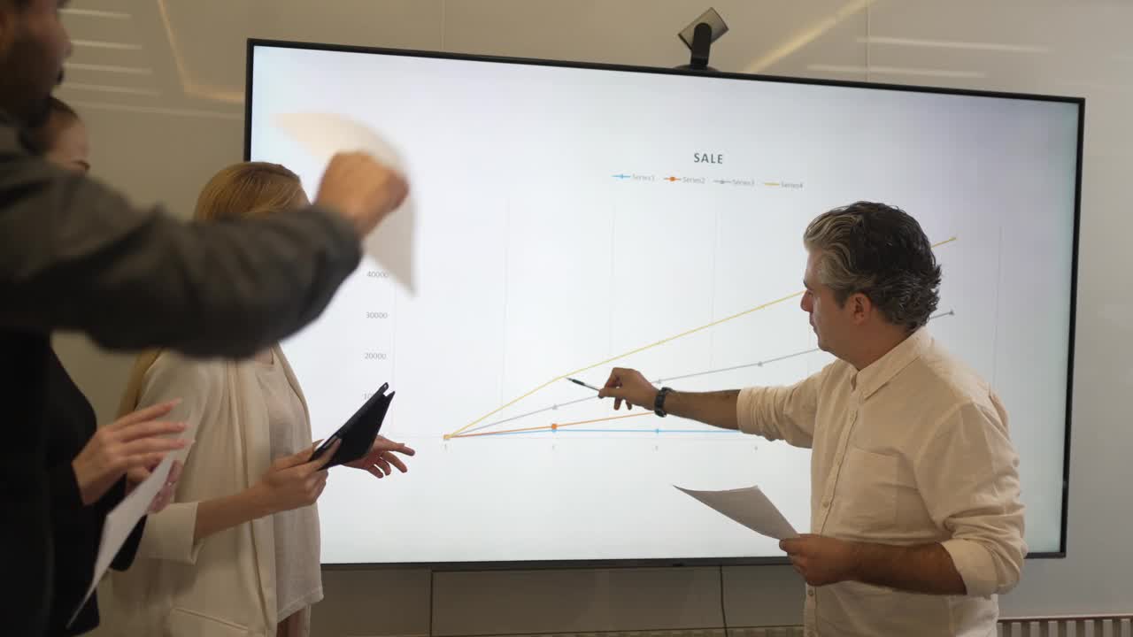 白领们正在会议室开会。视频素材