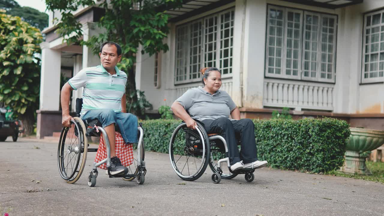 轮椅残疾夫妇在公园休憩的生活方式视频下载