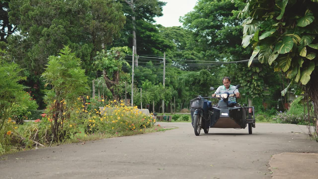 截肢者正在骑一辆为残疾人改装的摩托车。视频素材