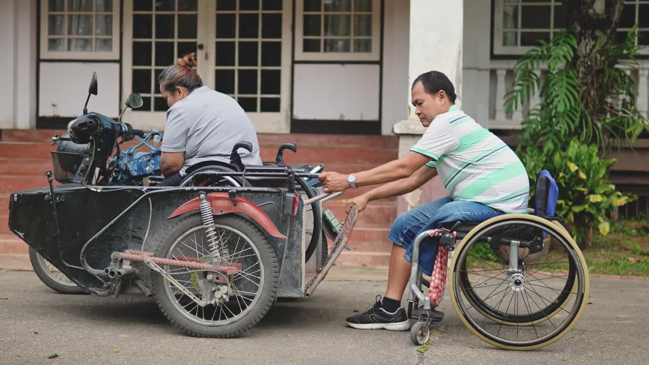 一对残疾夫妇骑着一辆为残疾人改装的摩托车。视频下载