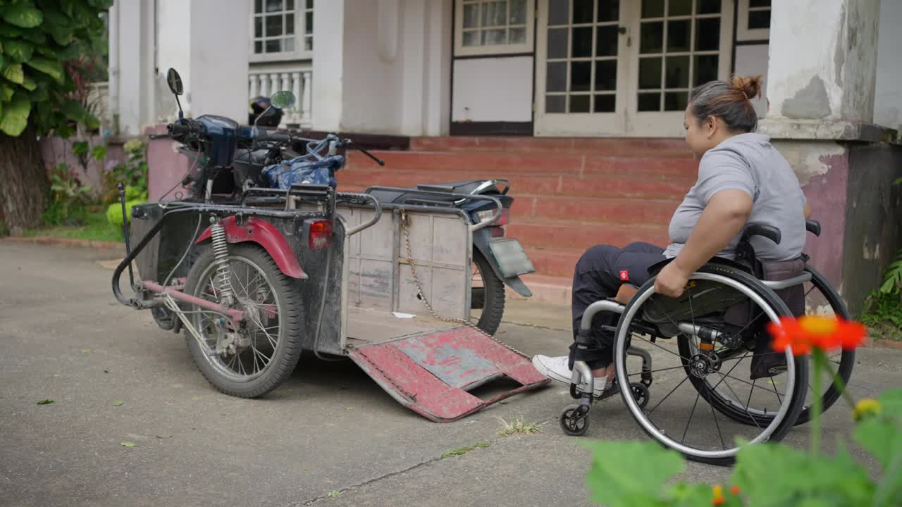 轮椅使用者骑着她改装的摩托车旅行视频下载