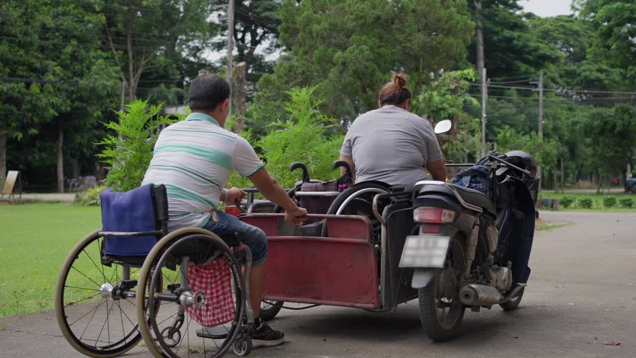 轮椅使用者骑着改装的摩托车旅行视频下载