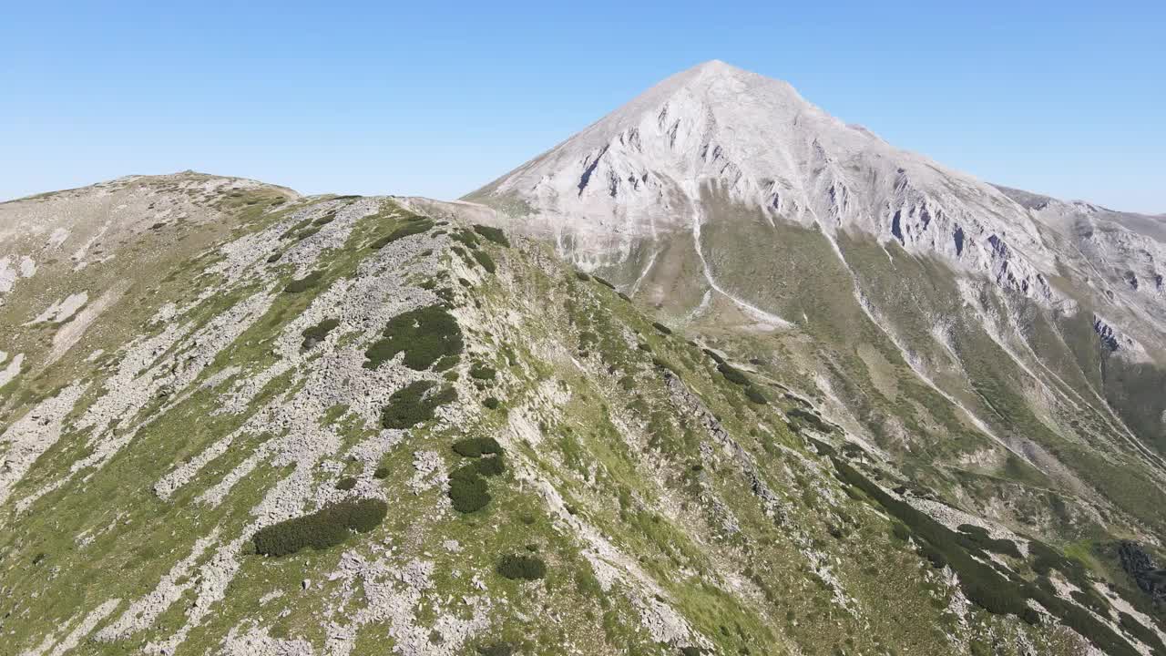 保加利亚Vihren峰附近的Pirin山鸟瞰图视频下载