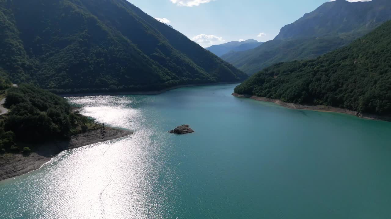 八月的夏天，在黑山的普卢津附近绿松石般的皮夫斯科湖上空低空飞行，周围是绿色的森林和山脉视频素材