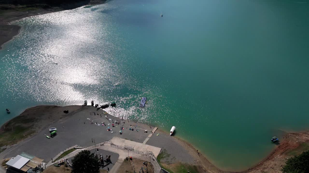 在八月的夏天，飞越普卢津海滩度假胜地，在黑山，普卢津附近被绿色的森林和山脉包围的碧绿的皮夫斯科湖视频素材