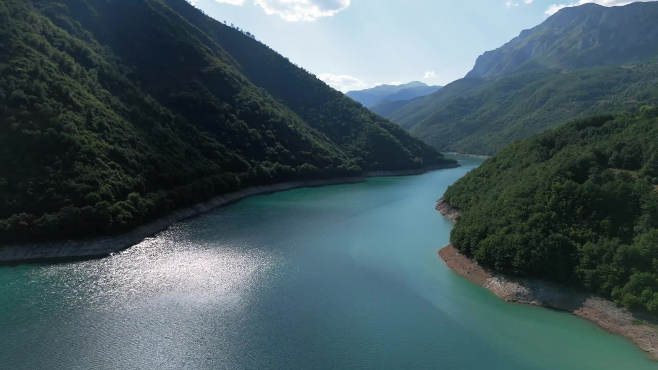 八月的夏天，在黑山的普卢津附近被绿色的森林和山脉包围的碧绿的皮夫斯科湖上空飞行视频素材