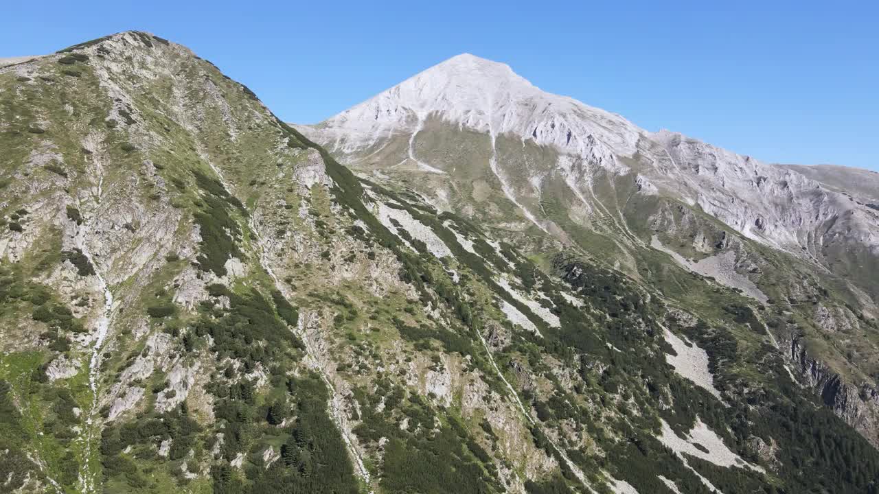 保加利亚Vihren峰附近的Pirin山鸟瞰图视频下载