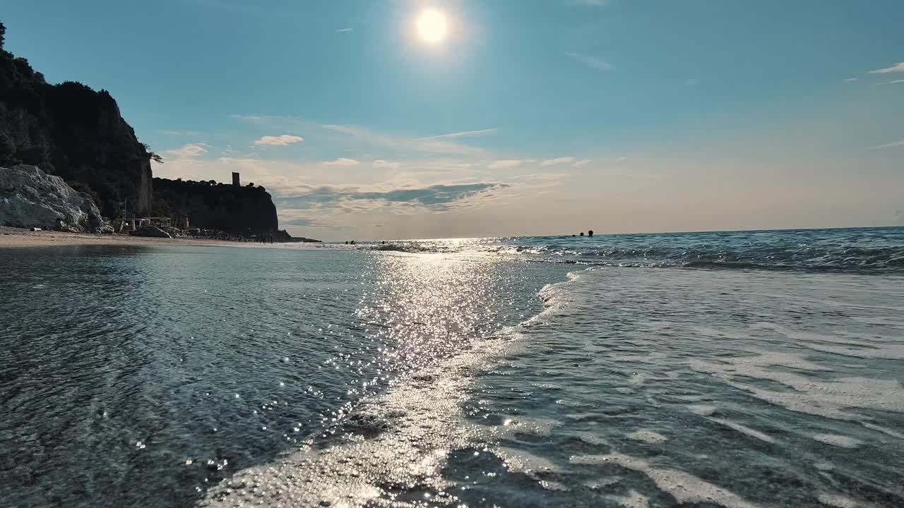 日落时宁静的海滨景色:宁静的夏日海滩景观视频下载