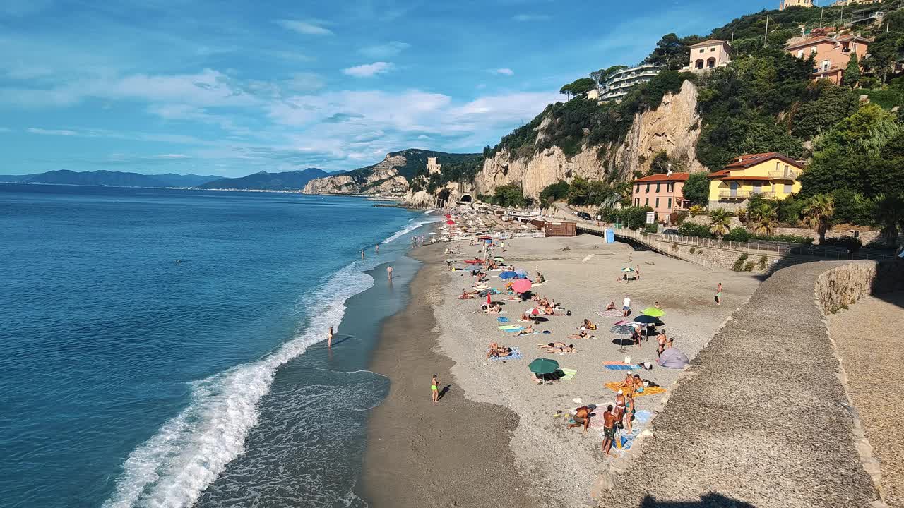 风景优美的夏日在一个繁华的地中海海滩与日光浴和海浪视频下载