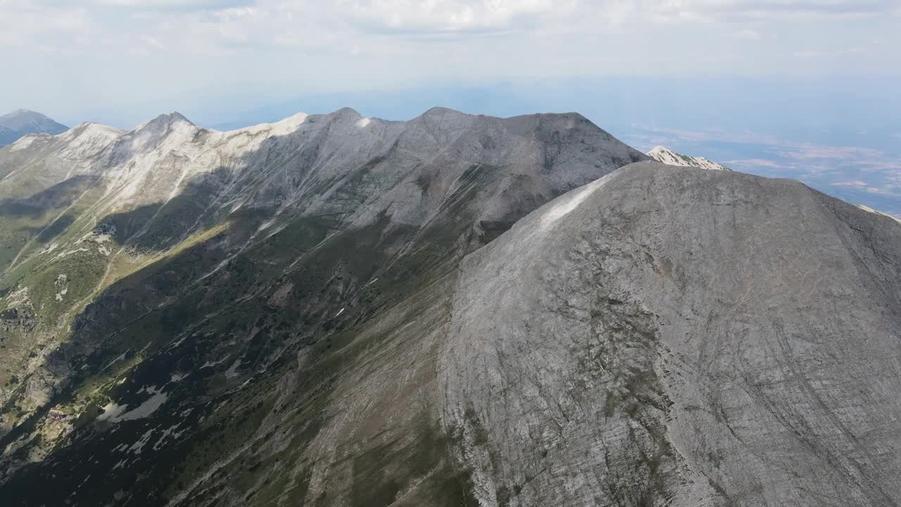 保加利亚Vihren峰附近的Pirin山鸟瞰图视频下载