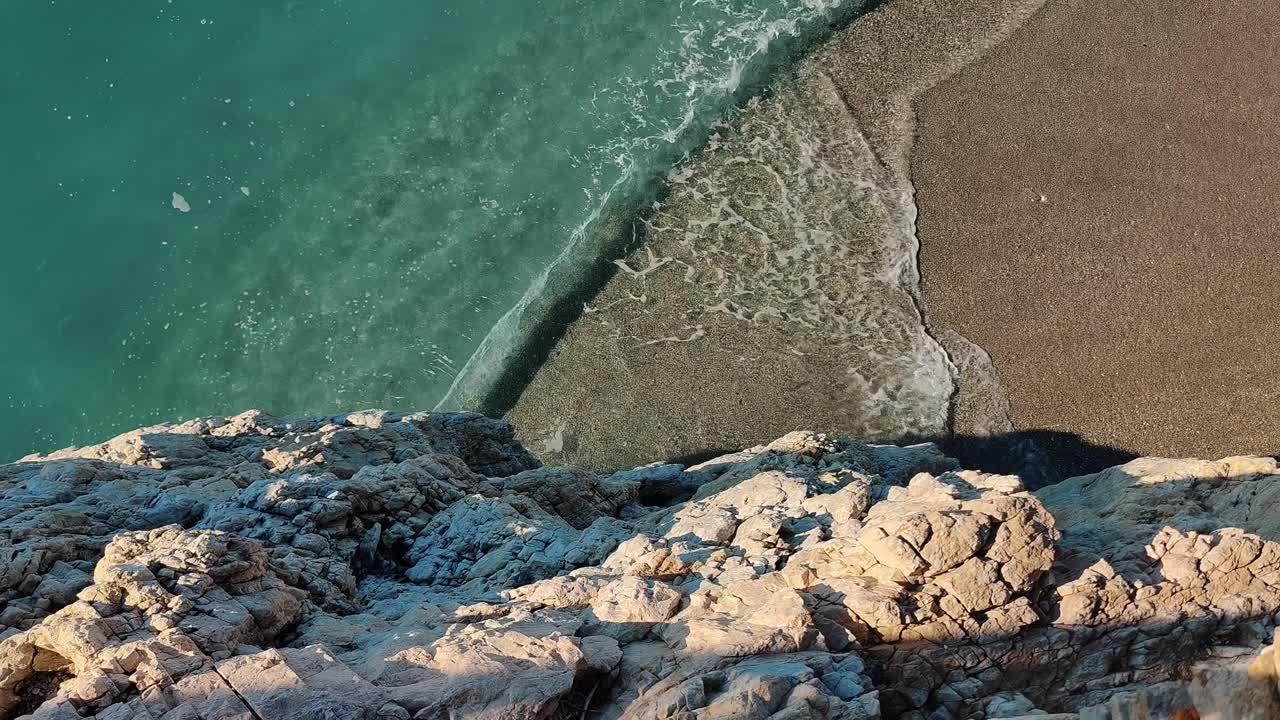 海岸景观与岩石海岸线和海浪碰撞-完美的旅游和自然主题视频素材