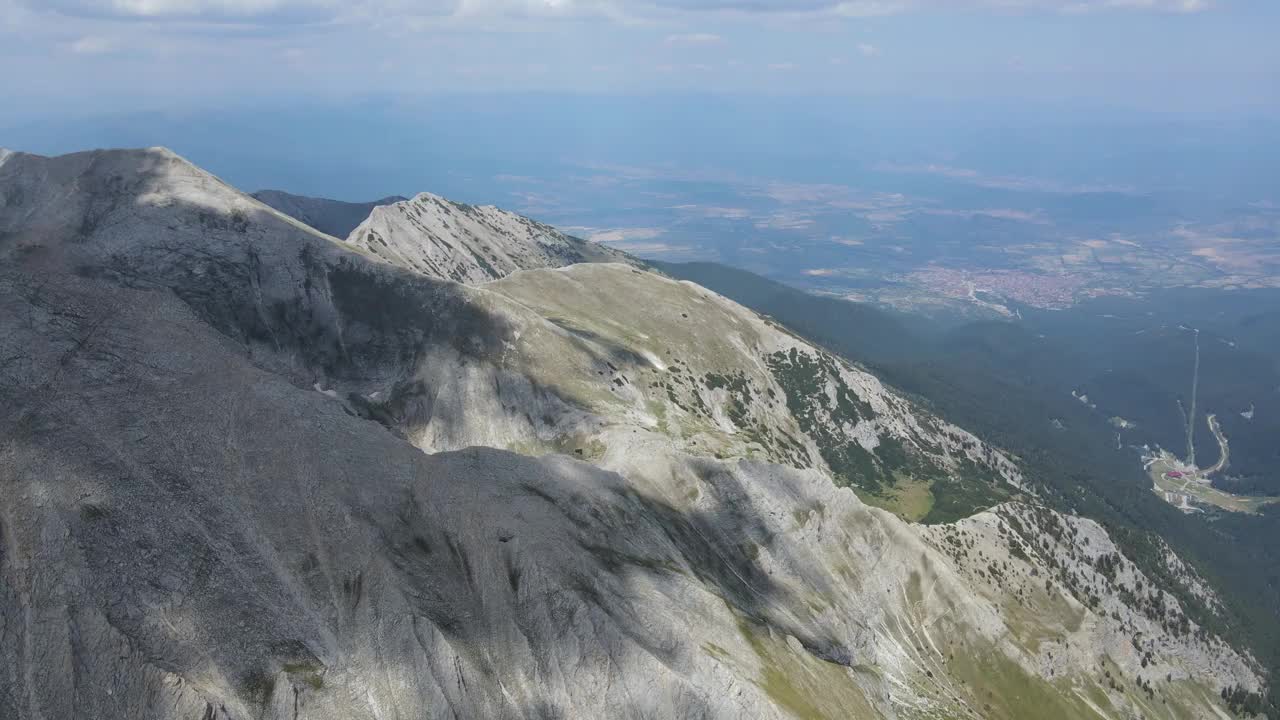 保加利亚Vihren峰附近的Pirin山鸟瞰图视频素材