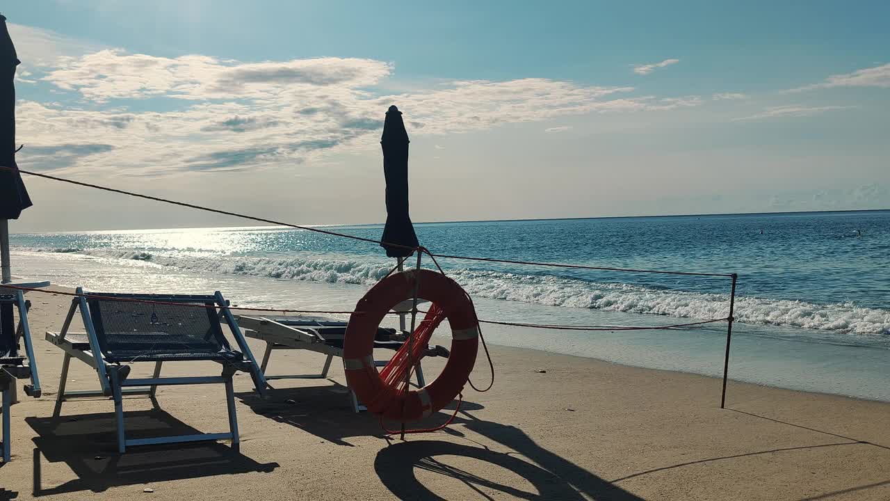 海边宁静的夏日早晨，有躺椅和救生戒指视频素材