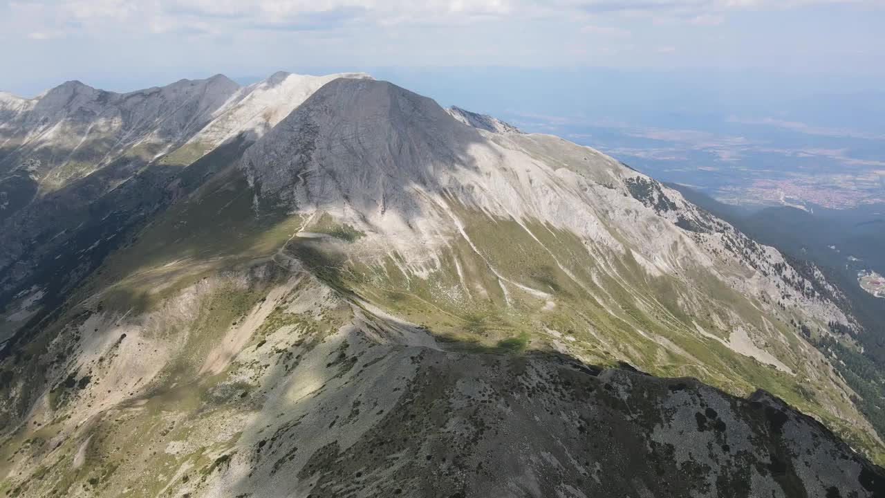 保加利亚Vihren峰附近的Pirin山鸟瞰图视频素材