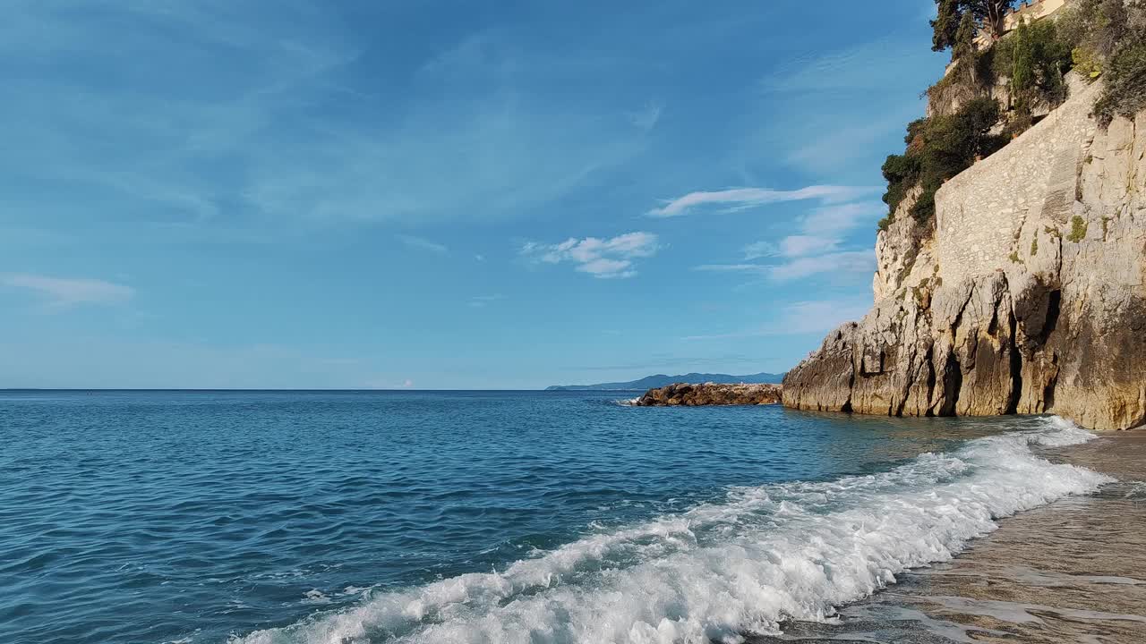 风景如画的海岸景色，湛蓝的天空和岩石悬崖视频素材