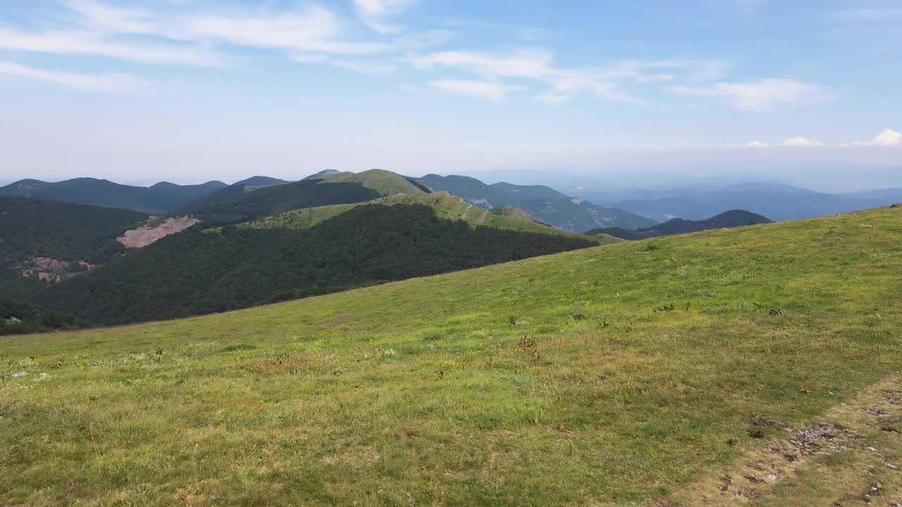 保加利亚巴尔干山脉的海墙(Kobilini steni)景观视频素材