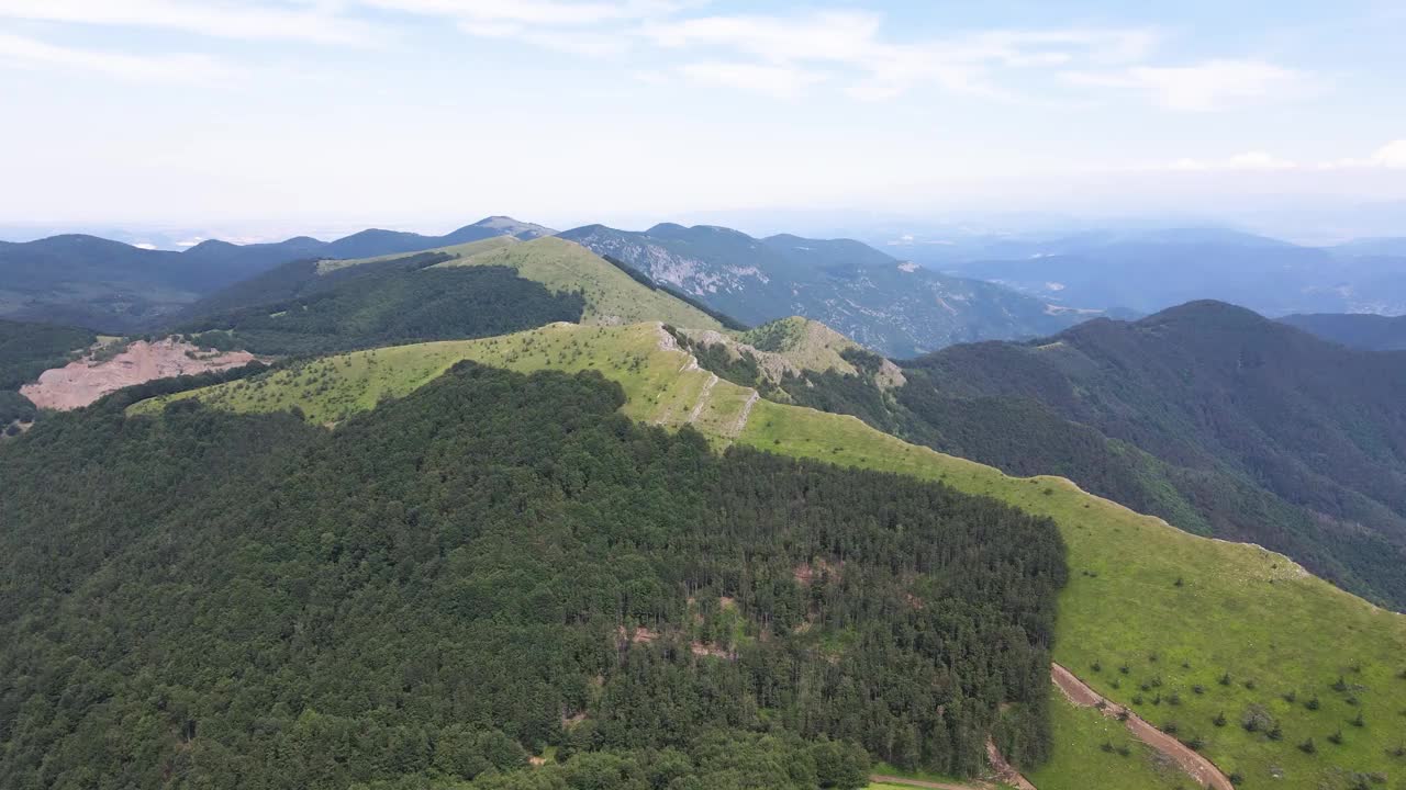 保加利亚巴尔干山脉的海墙(Kobilini steni)景观视频素材