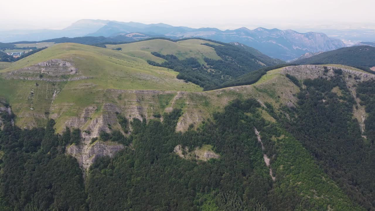 保加利亚巴尔干山脉的海墙(Kobilini steni)景观视频素材