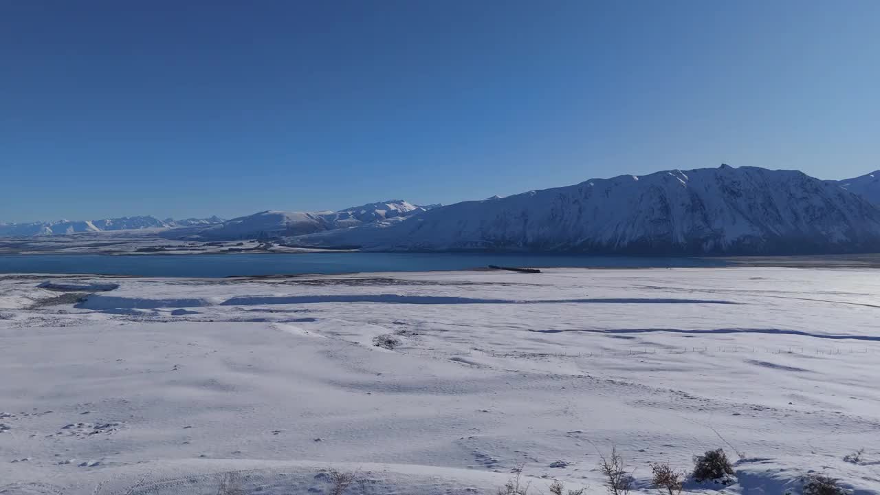 在寒冷晴朗的冬日，蒂卡波湖的美景令人赞叹视频下载