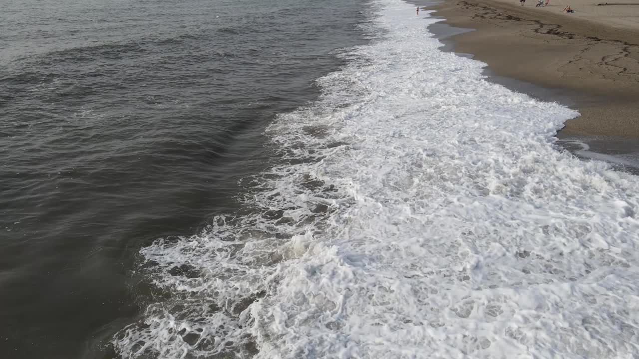 从空中俯瞰地中海的海浪视频素材