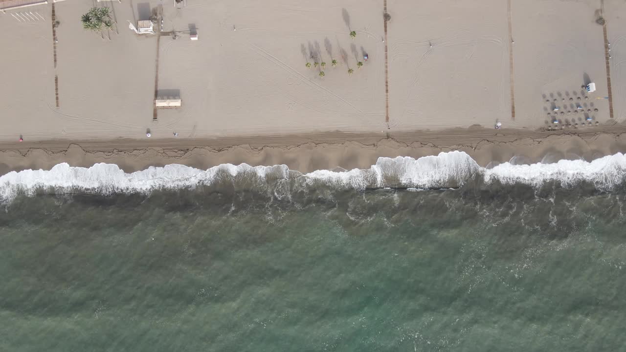 从空中俯瞰地中海的海浪视频素材