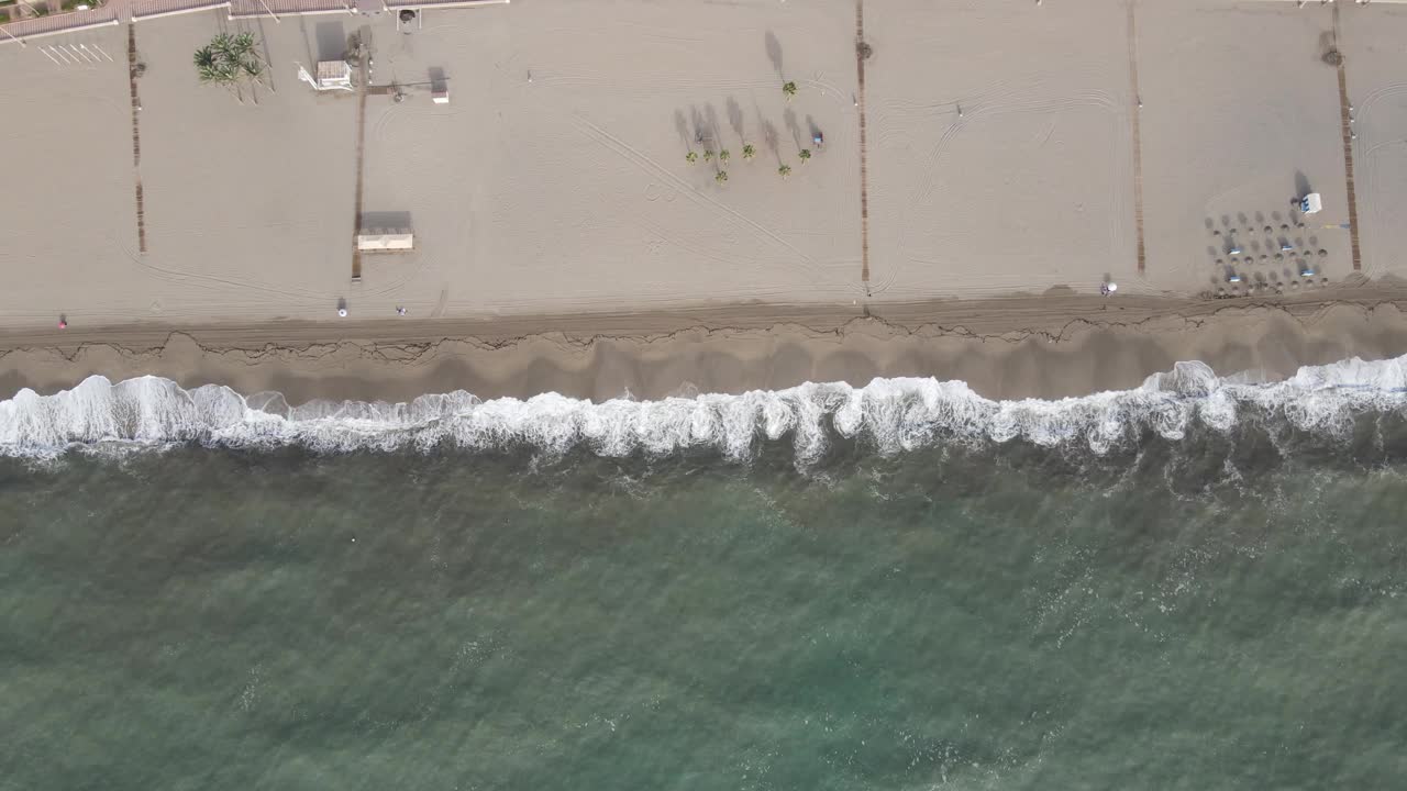 从空中俯瞰地中海的海浪视频素材