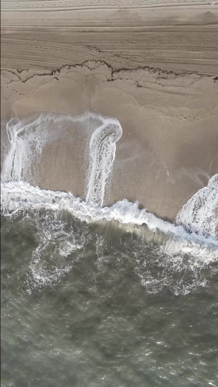 从空中俯瞰地中海的海浪视频素材