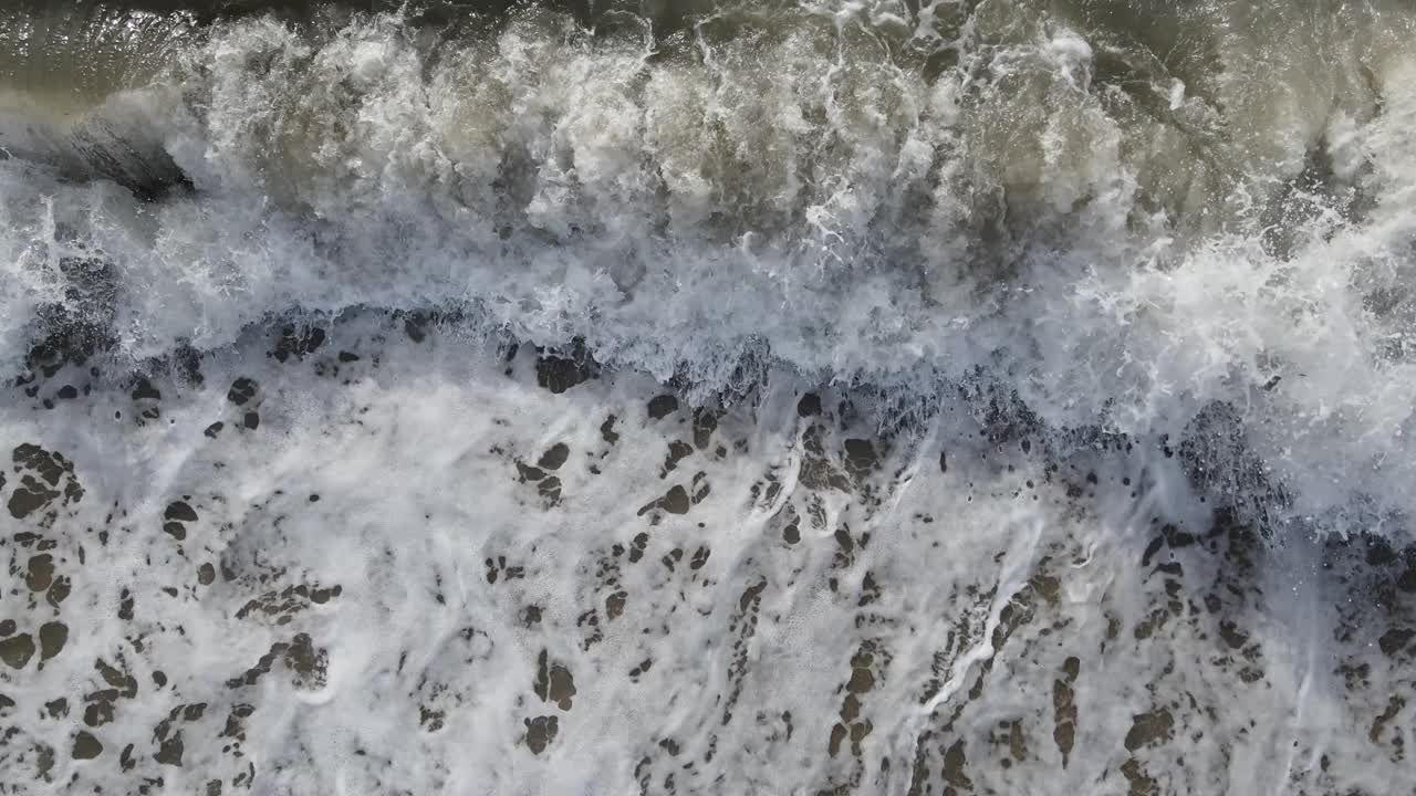 从空中俯瞰地中海的海浪视频素材