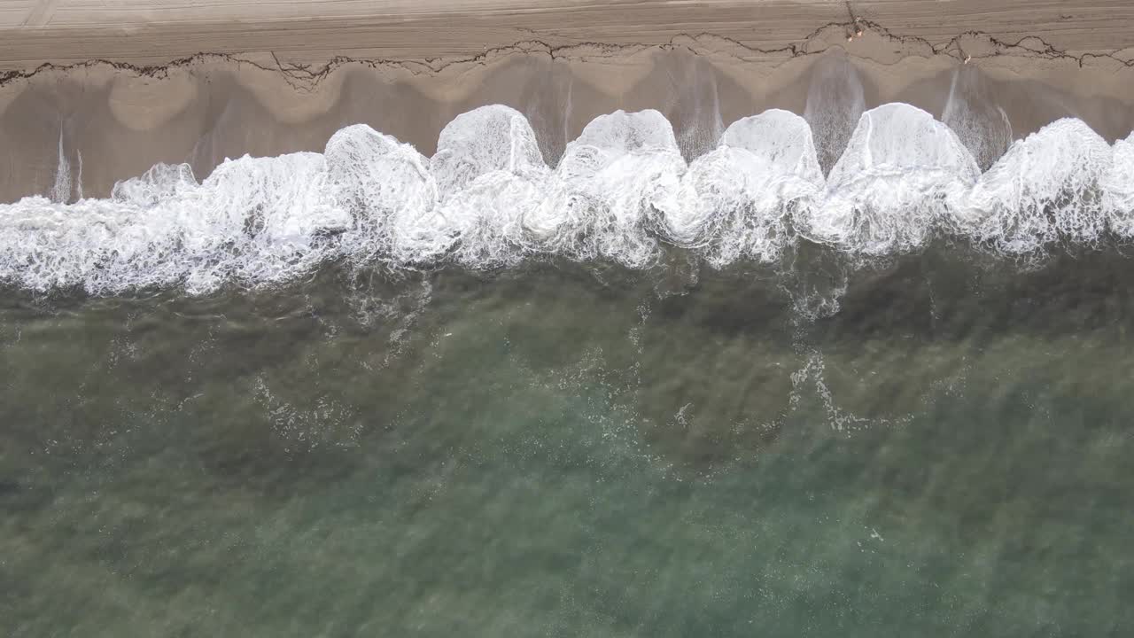 从空中俯瞰地中海的海浪视频素材