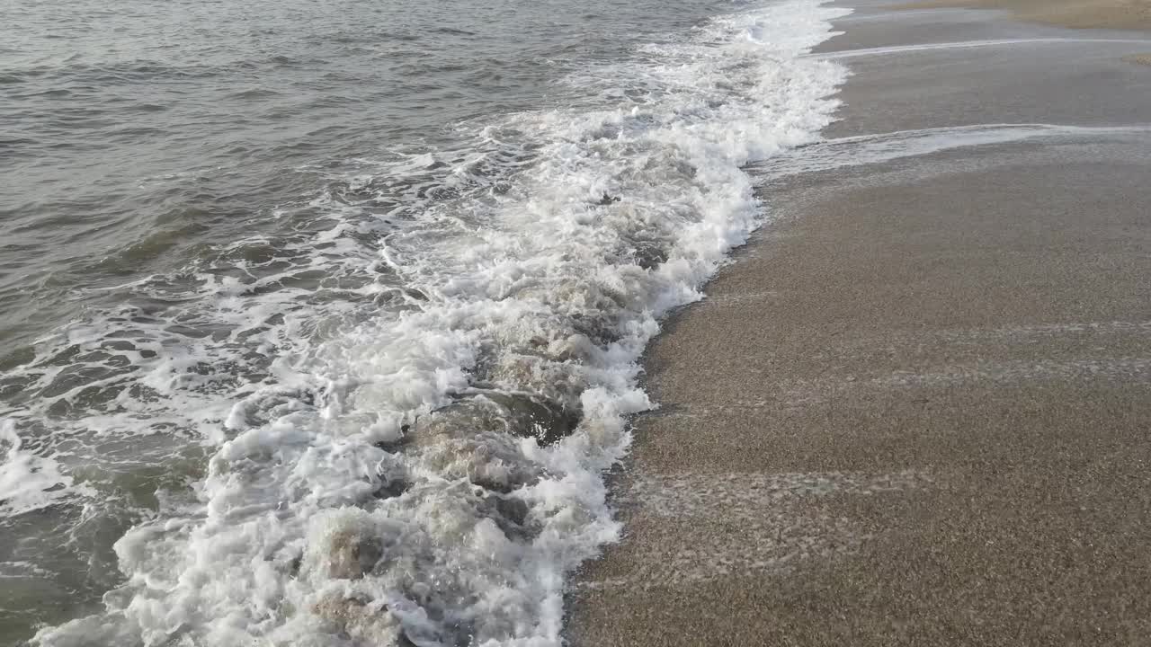 从空中俯瞰地中海的海浪视频素材