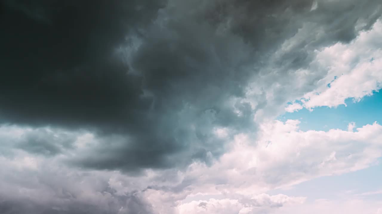 从黑暗到光明的天空自然背景。大雨、乌云让位给白云。天气预报概念。延时深蓝色阴雨天空。启蒙运动的概念。积雨云视频下载