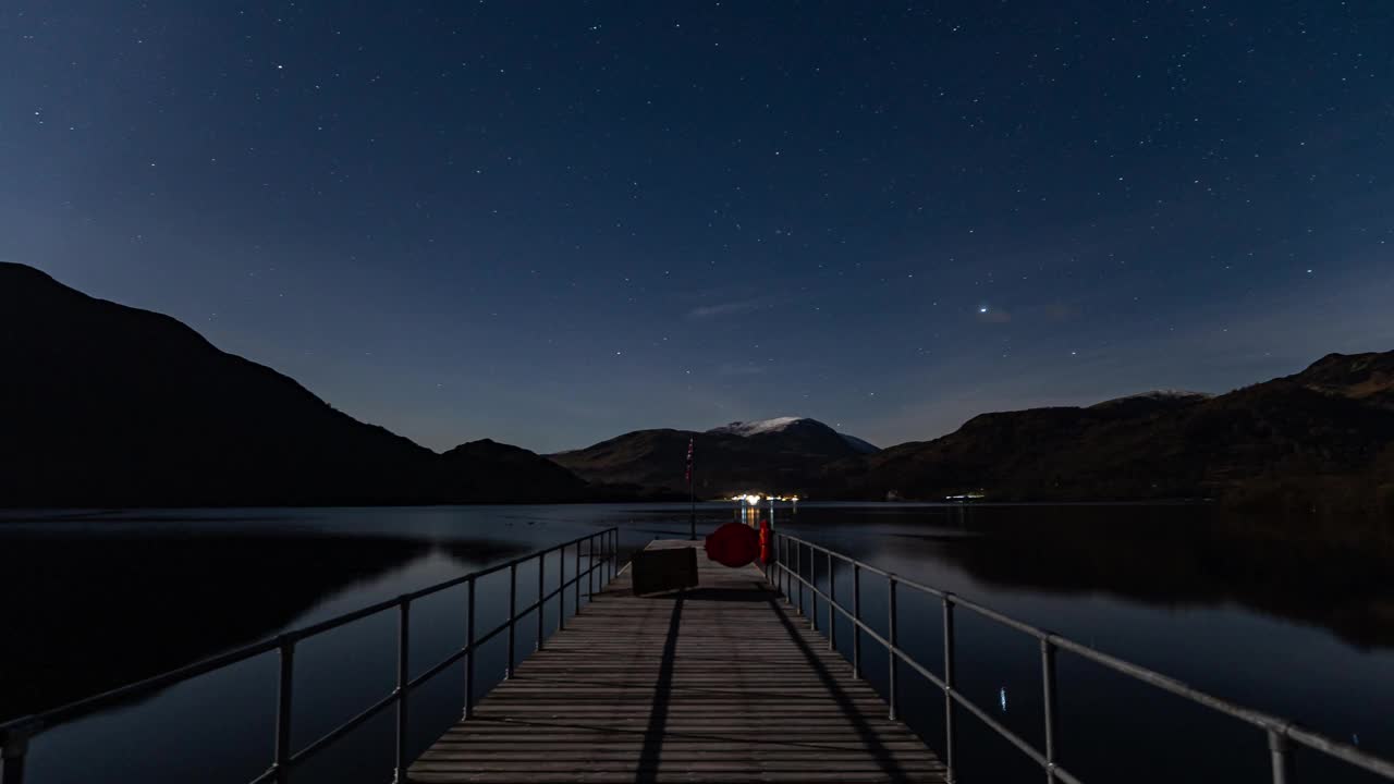 在一个寒冷的冬夜，英国湖区阿尔斯沃特码头上的夜空视频素材