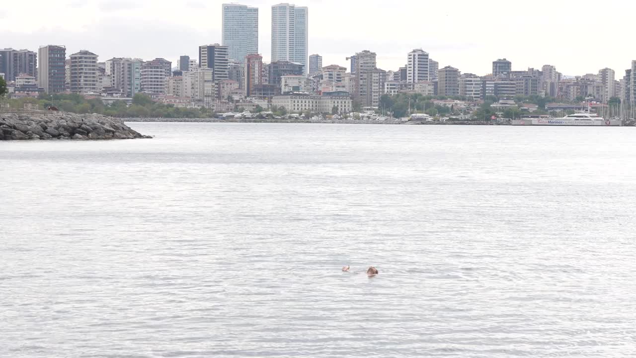 游客在伊斯坦布尔的海里游泳视频下载