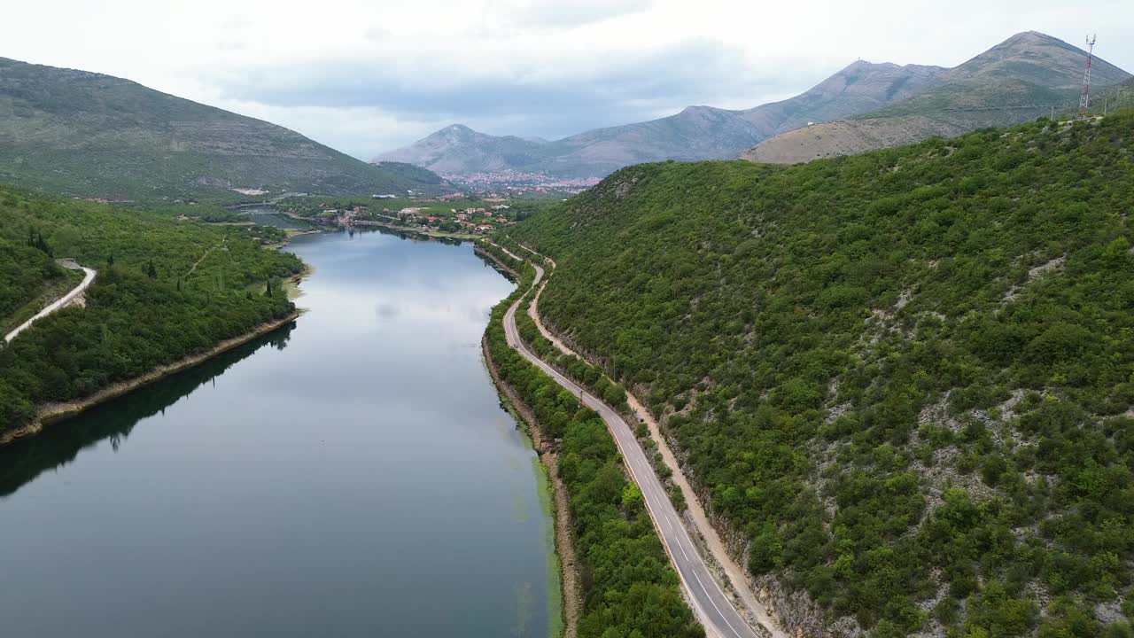 湖畔大道与雄伟的山景视频素材