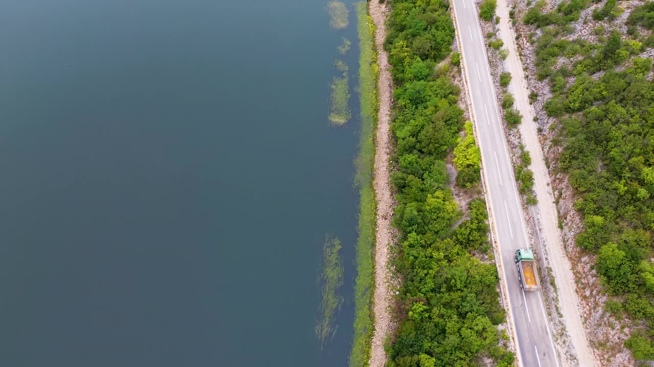 沿着宁静湖的道路行驶视频素材