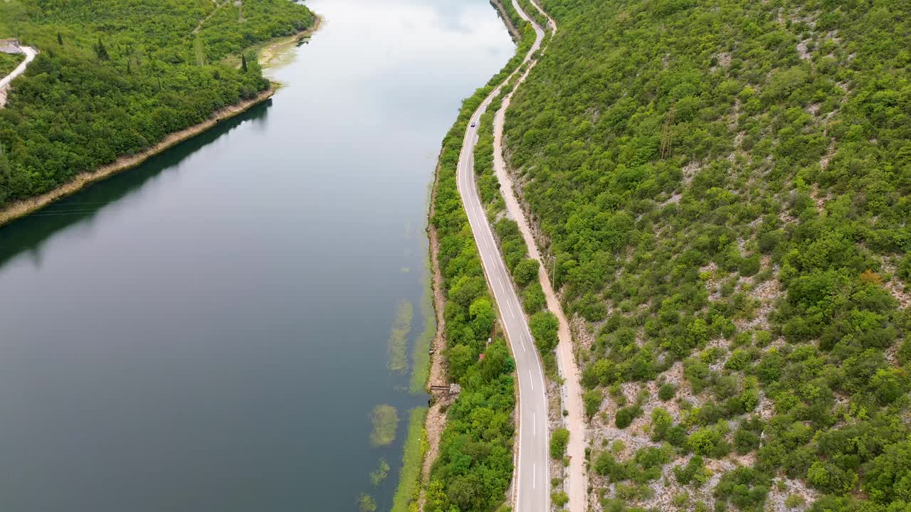 山地湖滨公路行驶视频下载