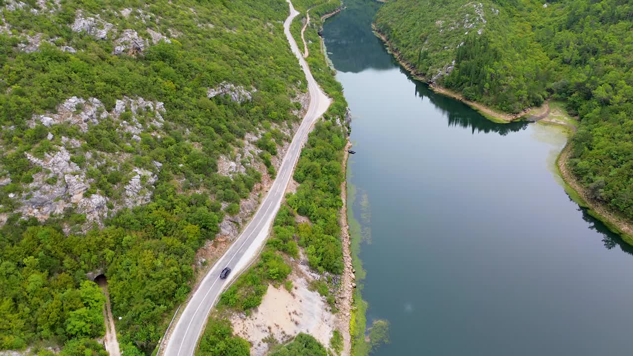 山地湖滨公路行驶视频素材