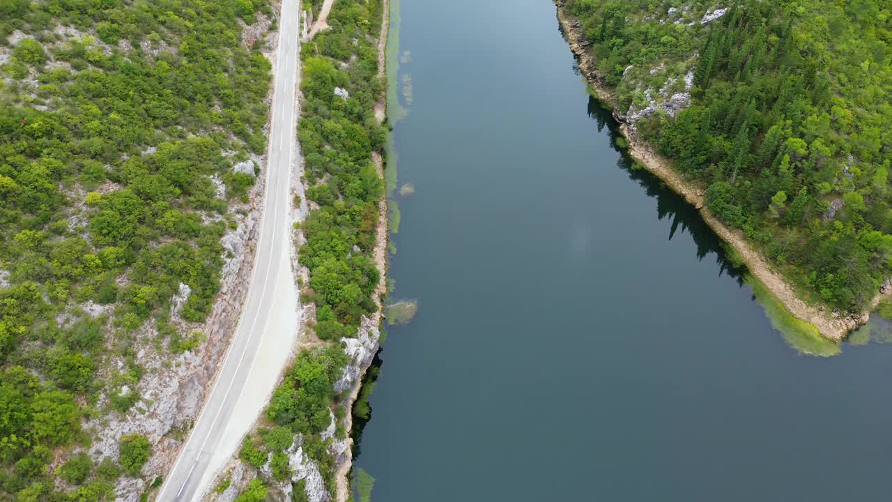 在陡峭的湖滨路上开车视频下载